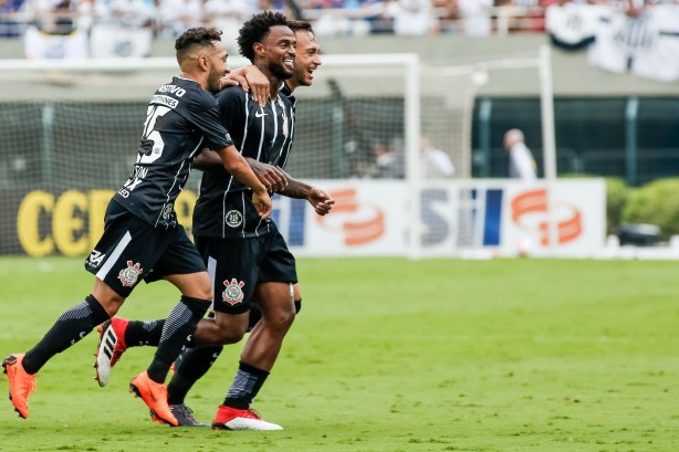 Jogadores chegam para abraçar o dono do gol contra o Santos: Renê Júnior