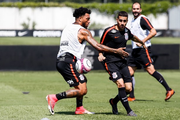 Kazim e Gabriel treinam antes de enfrentar o Santos, no Pacaembu