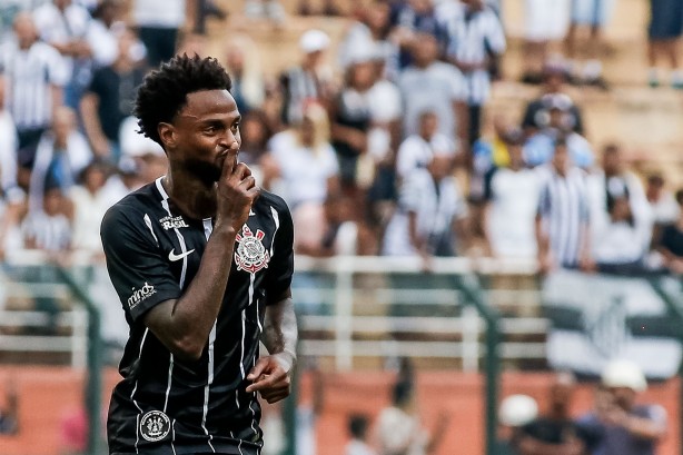 O volante Renê Júnior comemorando seu gol contra o Santos