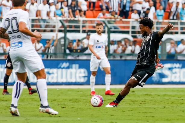 Renê Júnior acerta belo chute que resultou em gol contra o Santos
