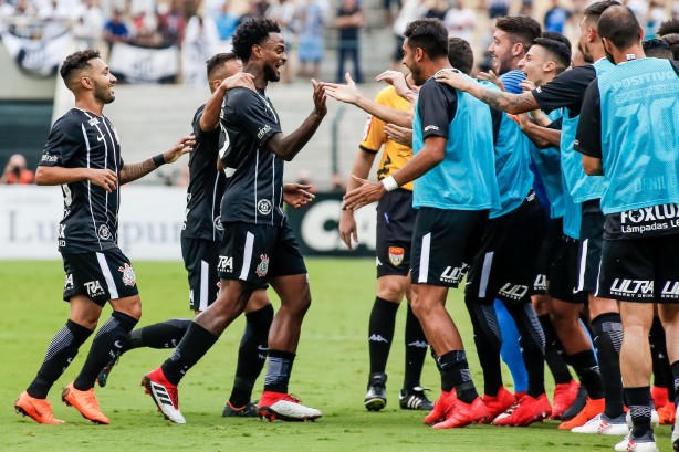 Renê Júnior comemora o gol marcado contra o Santos com os jogadores reservas do Corinthians