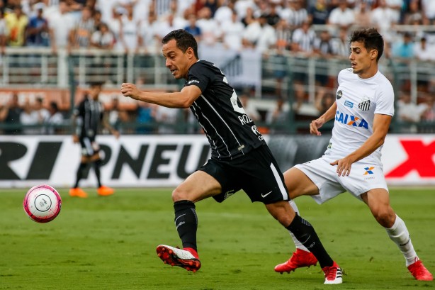 Rodriguinho atuando contra o Santos, no Pacaembu, pelo Paulistão