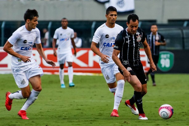 Rodriguinho durante jogo contra o Santos, no Pacaembu
