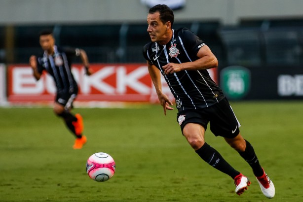 Rodriguinho durante jogo contra o Santos, que terminou empatado em 1 a 1
