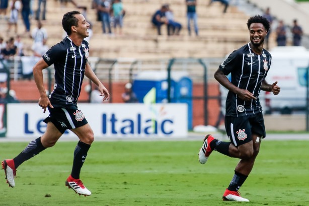 Rodriguinho e Renê Júnior comemorando o gol do volante contra o Santos