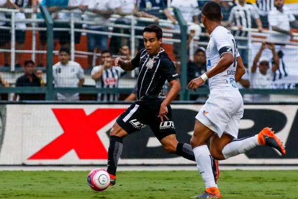 Rodriguinho no jogo contra o Santos; Partida teve apagão e terminou em empate