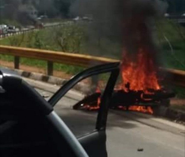 Veículos foram incendiados na rodovia