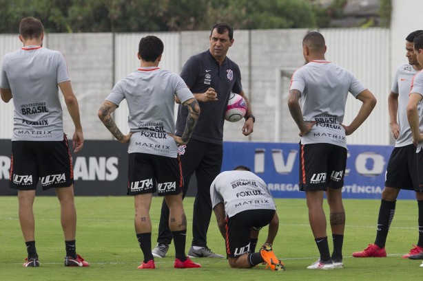 Carille conversa com os jogadores durante o treino da tarde