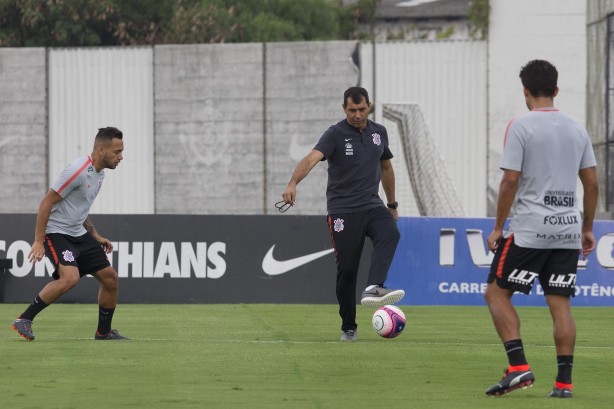 Carille domina a bola no treino de hoje; Professor tá podendo!
