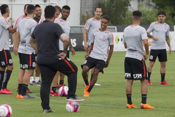 Elenco reunido durante o treinamento desta terça-feira no CT