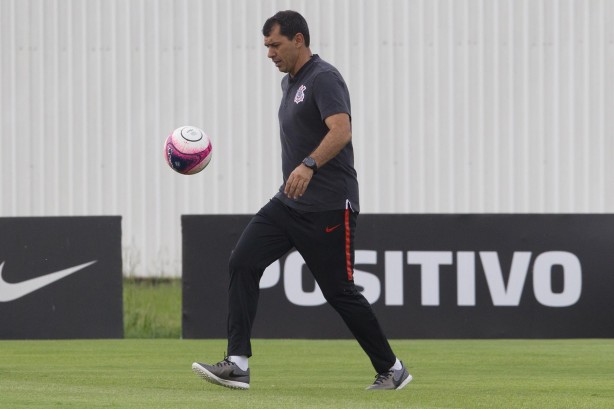 Fábio Carille bate uma bolinha no treino desta terça-feira no CT