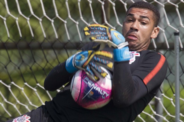 O goleiro Filipe do Corinthians no treino da manhã desta segunda.