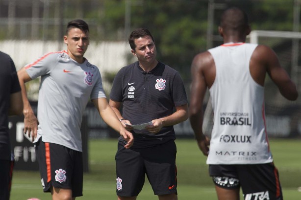 Mantuan e Osmar Loss no treino da manhã desta segunda.
