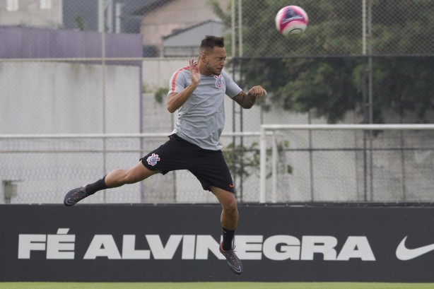 Maycon durante o treino desta terça-feira no CT