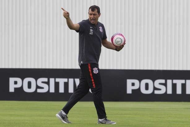 No treino de hoje, Carille passa as instruções ao elenco