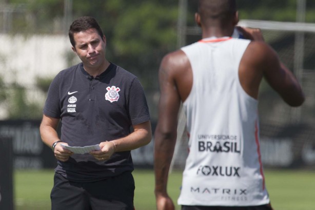 Osmar Loss no treino da manhã desta segunda.