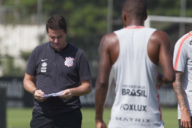 Osmar Loss passa orientações aos jogadores no treino da manhã desta segunda.