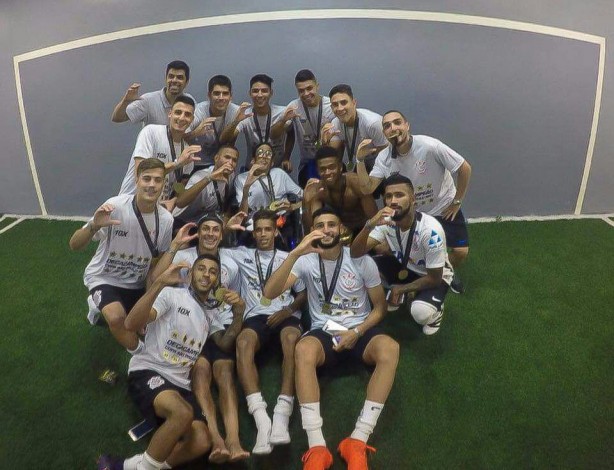 Ronald, ao lado dos jogadores campeões da Copinha de 2017