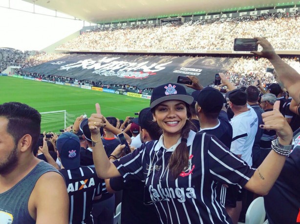 Além de acompanhar o tour diariamente, Carol também apoia o Timão nos jogos da Arena