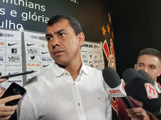 Carille atendeu à imprensa durante evento no Memorial do Corinthians