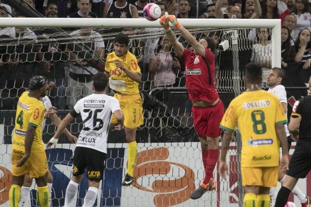 Cássio faz boa defesa contra o Mirassol, na Arena Corinthians