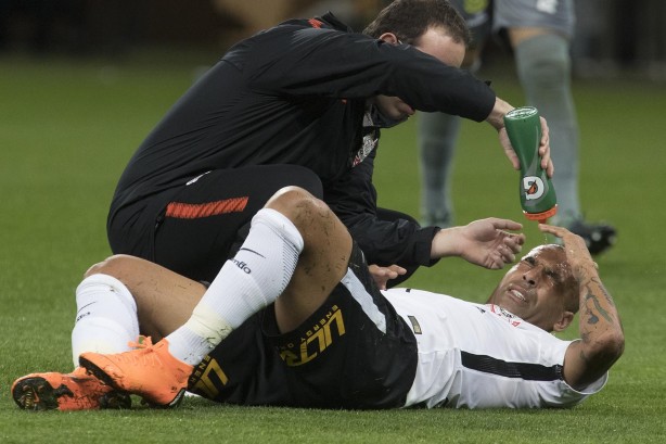 Emerson Sheik sendo atendido após sofrer falta na partida contra o Mirassol