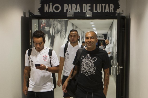 Jadson e Sheik chegam ao vestiário da Arena Corinthians para o jogo contra o Mirassol