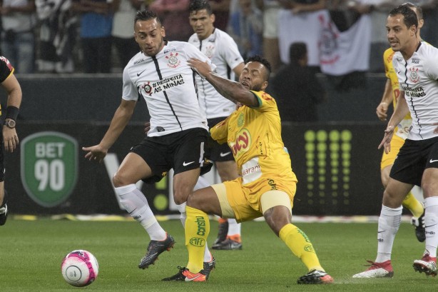 Maycon voltou a atuar no meio campo contra o Mirassol