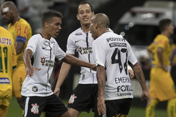 Pedrinho comemora com Sheik o gol do veterano contra o Mirassol