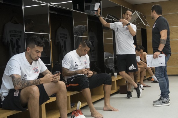 Pedro Henrique, Ralf e Rodriguinho no vestiário da Arena Corinthians antes do jogo contra o Mirassol