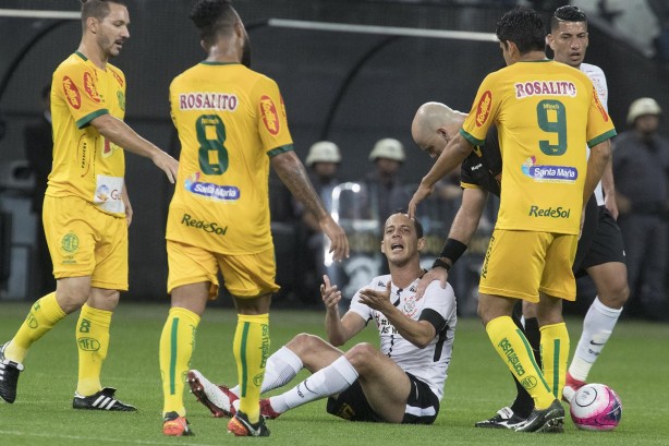 Rodriguinho sofre falta na partida contra o Mirassol, na Arena Corinthians