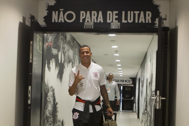 Sidcley chega á Arena Corinthians para a partida contra o Mirassol