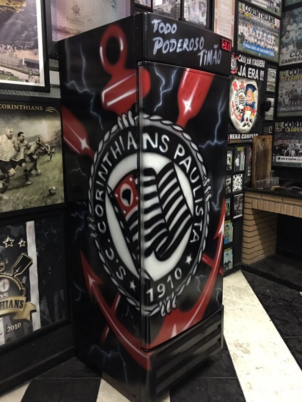 Até a geladeira ficou com a cara do Corinthians