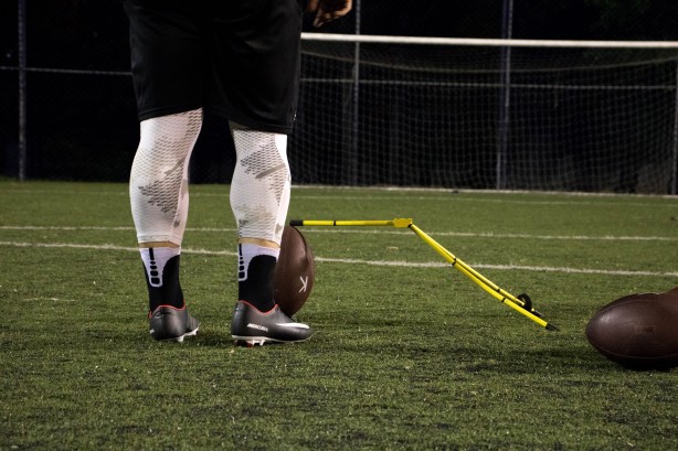 No detalhe, nicos equipamentos necessrios para o treino de um kicker