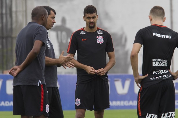Carille passa informações aos jogadores no treino desta sexta-feira.