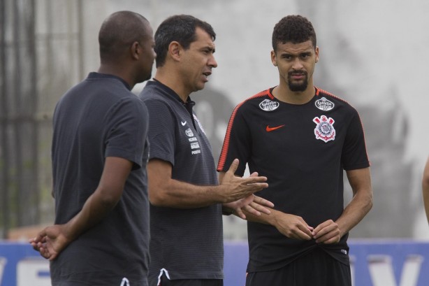 Carille passa orientações a Léo Santos no treino desta sexta