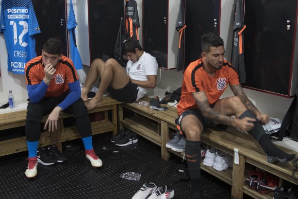 Caíque França, Romero e Pedro Henrique no vestiário antes do jogo contra o Botafogo-SP