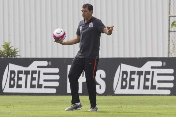 Carille passa orientações a sua equipe antes de enfrentar o Botafogo-SP