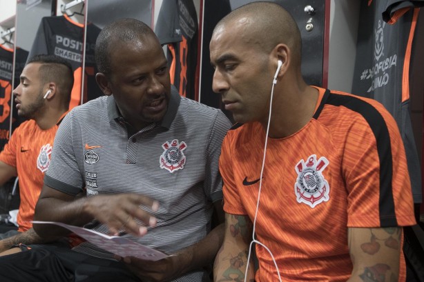 Emerson Sheik no vestiário antes do jogo contra o Botafogo-SP