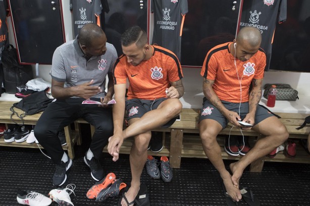 Fabinho, Maycon e Sheik antes do jogo contra o Botafogo-SP