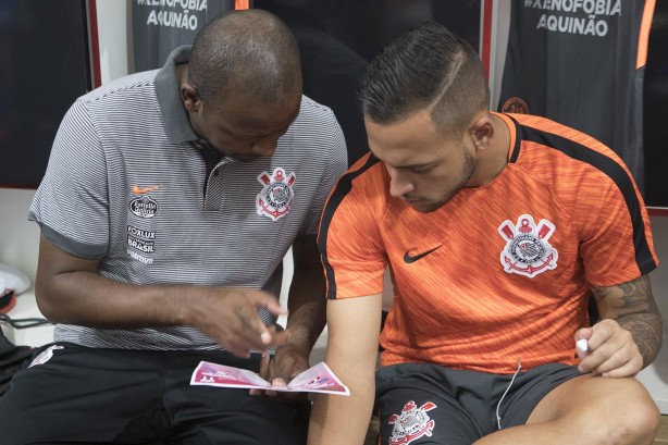 Fabinho passa as instruções para o volante Maycon antes do jogo contra o Botafogo-SP