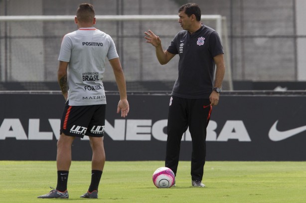 Fábio Carille faz orientações antes de enfrentar o Botafogo-SP pelo campeonato paulista