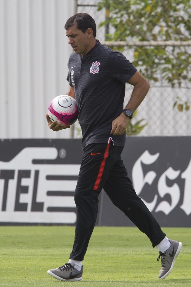 Fábio Carille faz orientações antes de enfrentar o Botafogo-SP pelo campeonato paulista