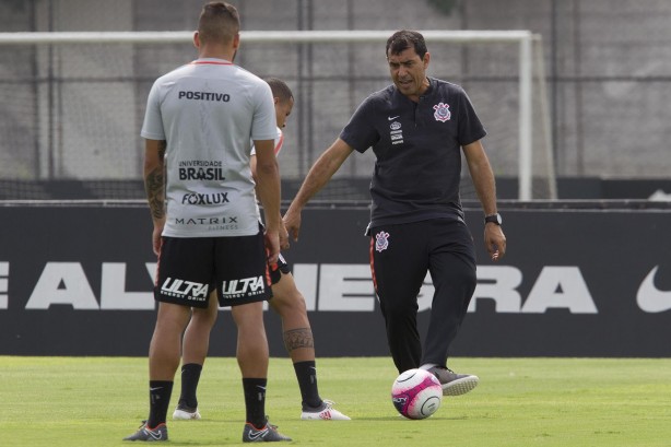 Fábio Carille mostra como pegar na bola no treino desta manhã