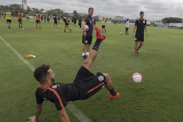Jogadores do Corinthians se preparam para enfrente o Botafogo-SP na próxima rodada do paulista