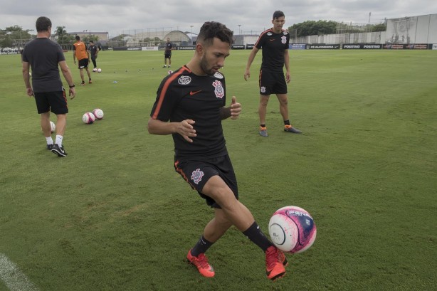 Jogadores do Corinthians se preparam para enfrente o Botafogo-SP na próxima rodada do paulista