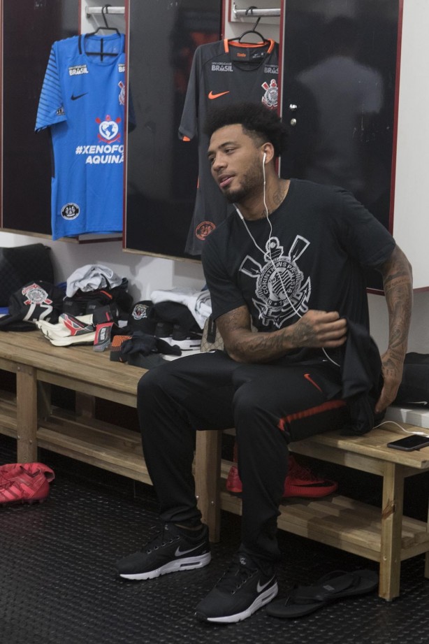 Kazim no vestiário antes do jogo contra o Botafogo-SP