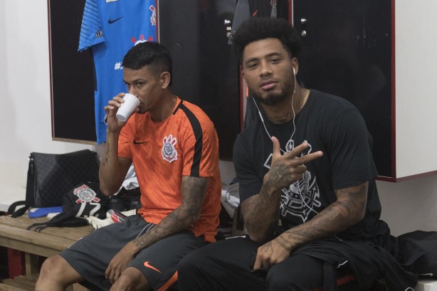 Lucca e Kazim no vestiário antes do jogo contra o Botafogo-SP