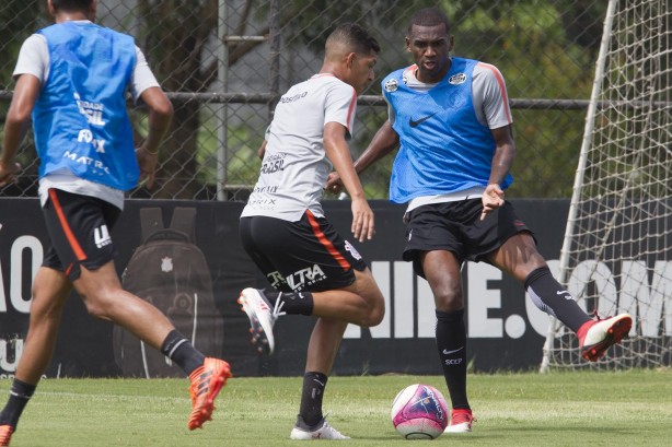 Mateus no treino do Corinthians
