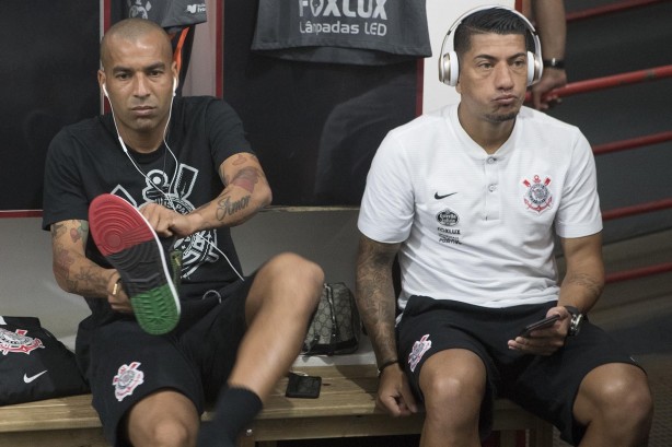 Os veteranos Emerson Sheik e Ralf no vestiário antes da partida contra o Botafogo-SP